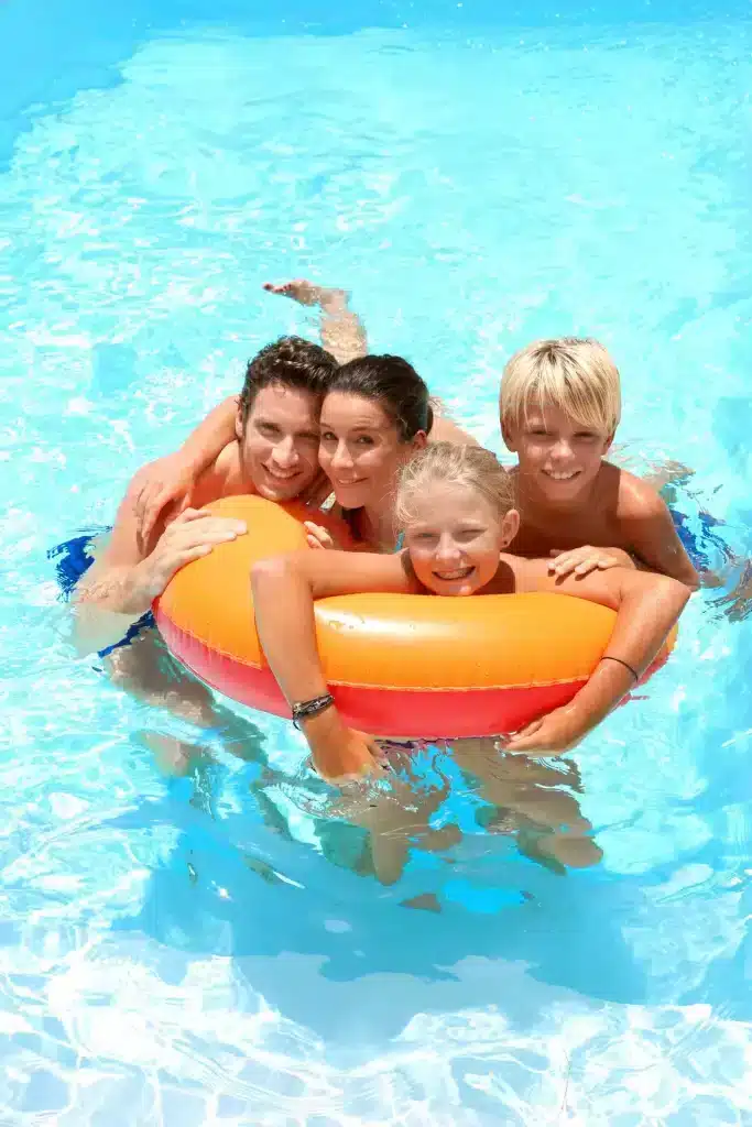 Enfants dans la piscine du camping le Marqueval proche du Tréport