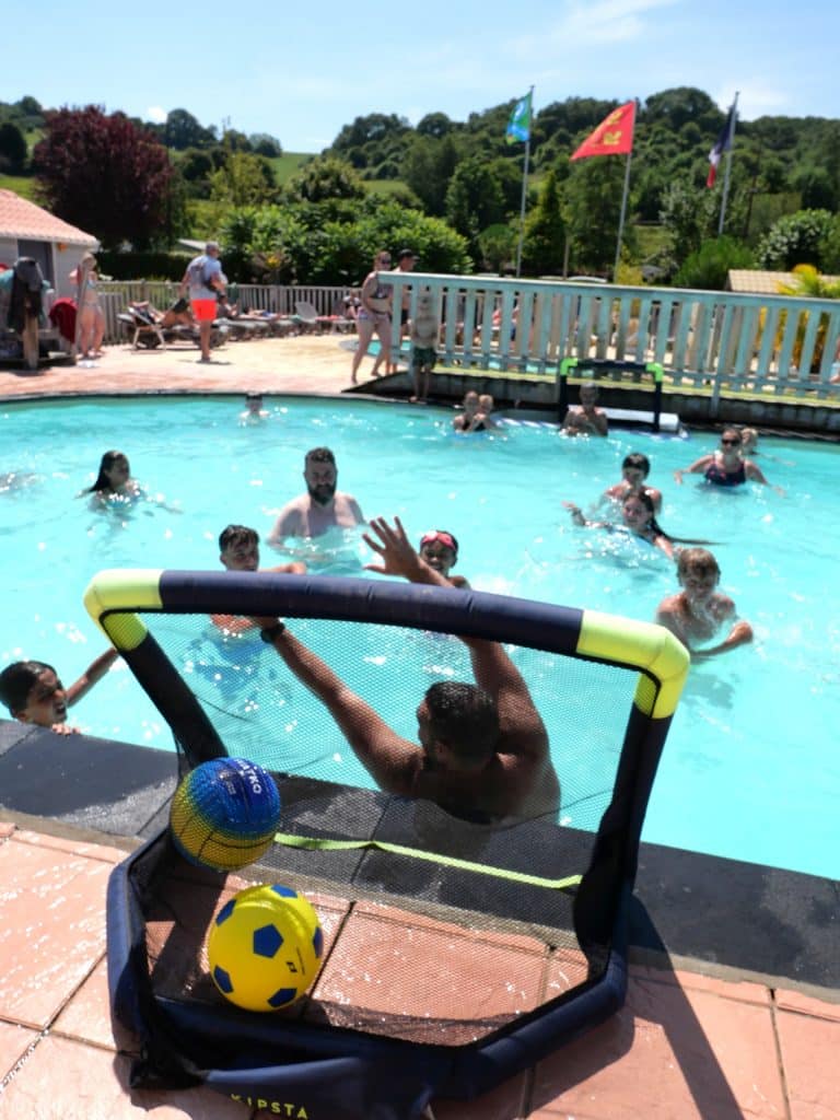 Vacanciers jouent dans la piscine du camping près du Tréport